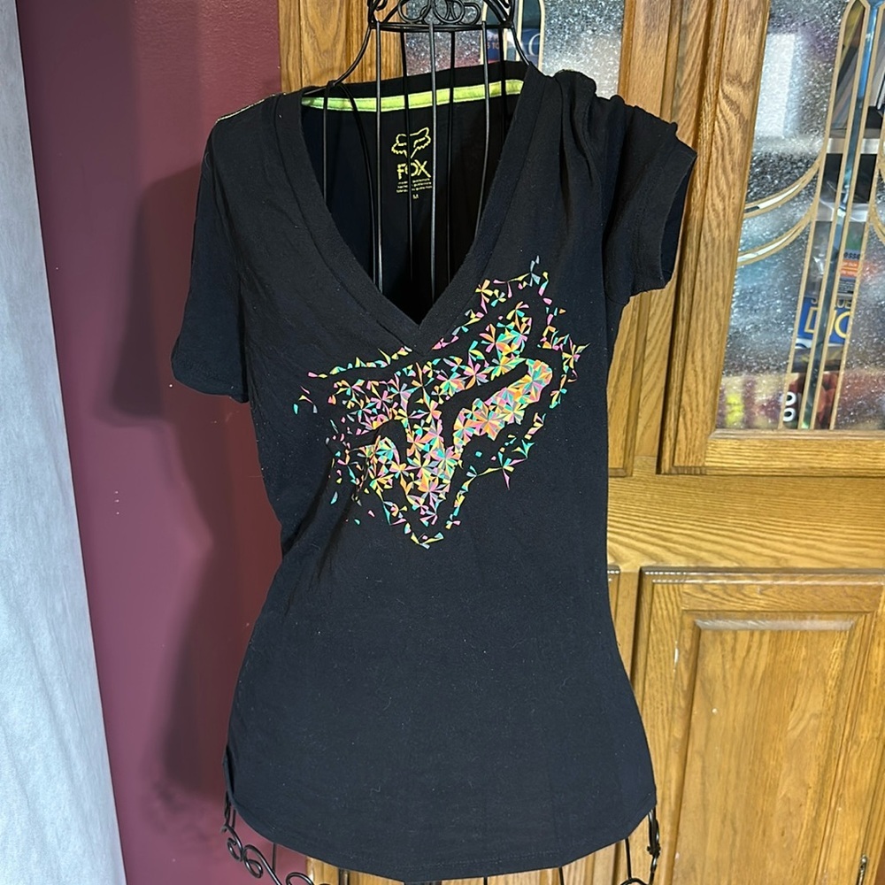 Fox Graphic V-Neck Short Sleeve Tee​
